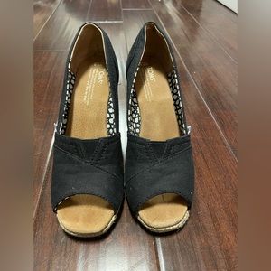 Toms black wedges